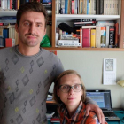 La pareja de periodistas Kamil Dabrowa y Urszula Prussak en su casa de Varsovia.-KIM AMOR