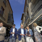 El presidente de la Diputación, Jesús Julio Carnero, junto al alcalde de Medina de Rioseco David Esteban y la corporación municipal.-ICAL