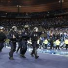 La policía entra en el estadio de Saint Dennis, en la pasada final de Copa entre el PSG y el Marsella.-AFP / THOMAS SAMSON