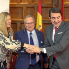 Pilar del Olmo junto con el alcalde de Valbuena José Augusto Rodríguez y con Juan Carlos Suárez-Quñones.-ICAL