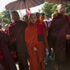 El monje Wirathu durante una protesta por la visita a Birmania de la enviada de la ONU, Yanghee Lee.-Foto: REUTERS