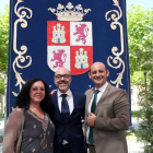 El consejero de Cultura y Turismo, Javier Ortega, posa junto a su hermana y su primo tras tomar posesión de su cargo-ICAL
