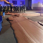 Un río de chocolate en una carretera de Werl, Alemania.-FEUERWEHR WERL (REUTERS)