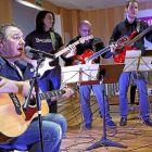 Carlos Goñi interpreta una de sus canciones junto a profesores de la Escuela Municipal de Música ‘Mariano de las Heras’.-J.M.LOSTAU