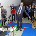 El ministro recorrió las instalaciones y el gimnasio de Aspaym.-J.M. Lostau