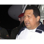 El expresidente de Venezuela, Hugo Chavez, en su llegada de Cuba al aeropuerto Simon Bolivar, en Caracas.-REUTERS