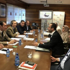 Suárez-Quiñones, recibe a representantes del Fondo Internacional para la conservación de la Hubara.-EUROPA PRESS