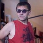 Juan Carlos Monedero con su 'look' playero en una secuencia del vídeo promocional de la Universidad de Verano de Podemos. / PODEMOS.-