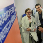 Los radiofísicos Raquel Barquero y Hugo Pérez en el Hospital Clínico de Valladolid-J.M.Lostau
