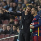 Luis Enrique da instrucciones a Adriano en el Camp Nou.-JORDI COTRINA