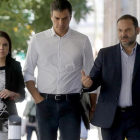 Pedro Sánchez, junto a Adriana Lastra y José Luis Ábalos, entra en la sede del PSOE.-JOSÉ LUIS ROCA