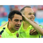 Xavi e Iniesta, emocionados, al lograr el título de Liga en el Calderón.-Foto: AFP / CÉSAR MANSO