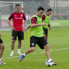 Markel Etxeberria, a la izquierda, observa chutar a Aduriz en un entrenamiento.-IÑAKI ANDRÉS