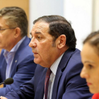 El consejero de Sanidad, Antonio María Saéz, informa sobre las inversiones en equipamiento sanitario en Castilla y León junto al gerente, Rafael López, y la directora general de Infraestructuras, Susana García.-ICAL