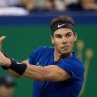 Nadal ejecuta un revés en Shanghái.-AFP / NICOLAS ASFOURI