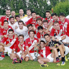 Jugadores y técnicos del Villa de Simancas posan con las medallas y el trofeo de campeones.-Reyes Moyano