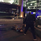 Los tres sospechosos del ataque yacen en el suelo tras ser tiroteados por la policía, ayer, en Londres.-AP / GABRIELE SCIOTTO
