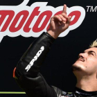 El valenciano Aron Canet da las gracias a alguien, en el cielo, desde el podio de Brno.-AFP / MICHAL CIZEK