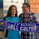 Elena Cuadrado y Míguel Ángel Peñas, con la bufanda del Aula-EL MUNDO