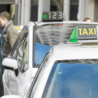 Varios taxis esperan en una de las paradas de la ciudad a coger un cliente-J.M.Lostau