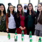 María José Zapico, Raquel Robles, Eva Rodríguez, Patricia López y Elena Monje muestran la bebida que han diseñado.-EL MUNDO