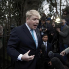 Boris Johnson hace declaraciones frente a su residencia.-REUTERS / PETER NICHOLLS