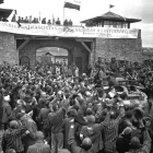 Prisioneros españoles tras la liberación de Mauthausen.-EJÉRCITO DE EE. UU.