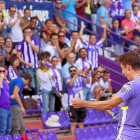 Jaime Mata festeja junto a la hinchada el gol marcado al Córdoba el pasado sábado.-J.M. LOSTAU