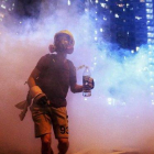 Un manifestante durante los disturbios de hoy en Hong Kong.-AP / ELSON LI
