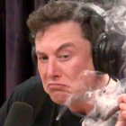Elon Musk fumándose un porro durante una entrevista de radio.-