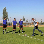 ‘Piro’ realiza el saque de honor en el nuevo césped del campo.-EL MUNDO