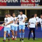 Jugadores del Lazio calientan con una camiseta que reza No al antisemitismo.-/ AP / GIORGIO BENVENUTI