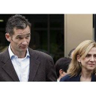 La infanta Cristina e Iñaki Urdangarin salen del hospital Quirón San José tras visitar al rey Juan Carlos, en noviembre del 2012.-Foto:   EFE / SERGIO BARRENECHEA