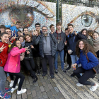 Fontcuberta posa con los murales junto a  alumnos del IESEmilio Ferrari que han participado en el proyecto.-J.M.LOSTAU