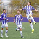 Samanes salta celebrando su gol desde fuera del área.-J.M.LOSTAU