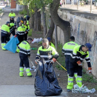 Trabajadores del Servicio de Limpieza recogen residuos en la zona de Las Moreras.-E. M.