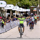 El navarro Enrique Sanz, del equipo Euskadi-Murias, celebra su victoria en la tercera y última etapa de la Vuelta Ciclista a Castilla y León.-CÉSAR SÁNCHEZ / ICAL