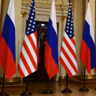 Banderas de Rusia y EEUU en el encuentro Putin-Trump /-BRENDAN  SMIALOWSKI