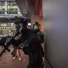 Policía durante las protestas de Hong Kong.-EFE