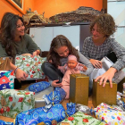 Andrea, Adriana y Patricia rodeadas de paquetes de los Reyes Magos.-MIGUEL ÁNGEL SANTOS /PHOTOGENIC