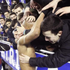 Deyverson (sin camiseta) abrazado a la afición rival-Adrian Ruiz de Hierro