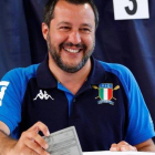 Matteo Salvini votando en Milán (Italia) para las elecciones europeas.-ALESSANDRO GAROFALO (REUTERS)