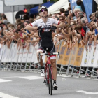 El ciclista holandés consigue una victoria en solitario en la Klasikoa.-EFE / JUAN HERRERO