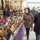 El alcalde de Valladolid, Javier León de la Riva, y la concejala de Cultura, Mercedes Cantalapiedra, inauguran la Feria de Artesanía de Navidad-Ical