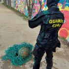 La Guardia Civil recupera cinco bolas decorativas del siglo XVI del Pisuerga. / ICAL