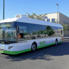 Un autobús híbrido como los que se incorporarán a la flota, en fase de prueba.-J.M. LOSTAU