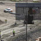 Parte del muro que construyen los particulares en la frontera de los EEUU y México.-EFE