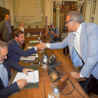 El presidente del Grupo Popular, Martínez Bermejo, saluda al alcalde en presencia de Manuel Saravia.-P. REQUEJO