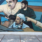 Un hombre camina delante de un mural en Teherán (Irán) sobre el acuerdo nuclear.-ABEDIN TAHERKENAREH (EFE)
