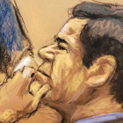 Joaquín El Chapo Guzmán escucha el testimonio de Isaías Valdez Ríos durante el juicio.-JANE ROSENBERG (REUTERS)
